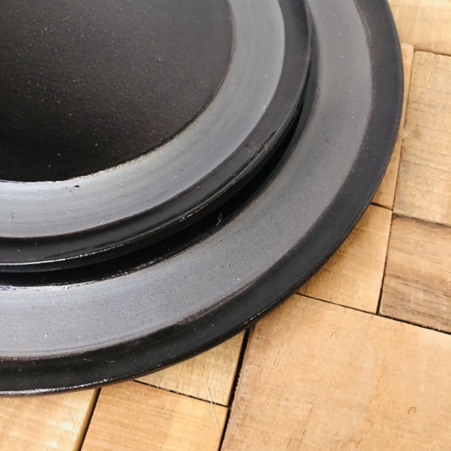 Elephantom.Design Set of 4 3D-patterned plates - Black glazed stoneware - 16 à 26 cm - Handmade • Basalt Elephantom.Design Set of 4 3D-patterned plates - Black glazed stoneware - 16 à 26 cm - Handmade • Basalt