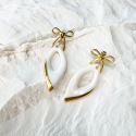 Lily - Boucles d'oreilles Petits Noeuds • Porcelaine et or