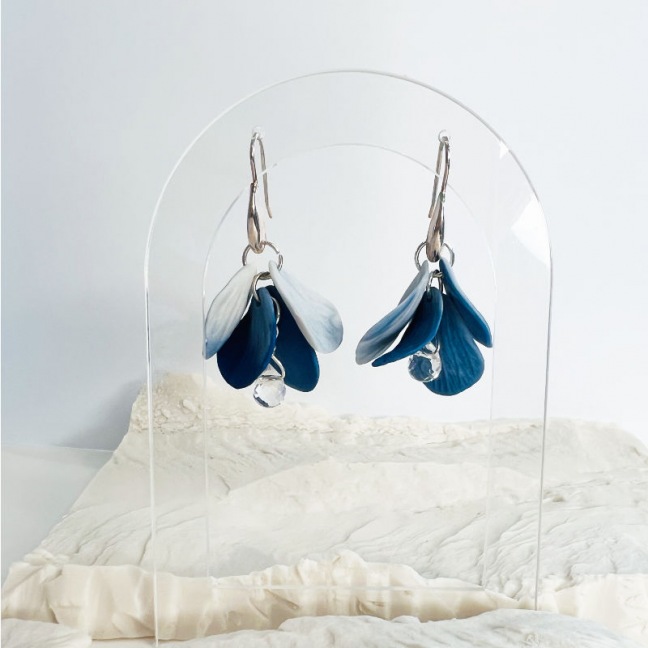 Calithéa - Crochets d'oreilles • Porcelaine en dégradé de bleu Calithéa - Crochets d'oreilles • Porcelaine en dégradé de bleu