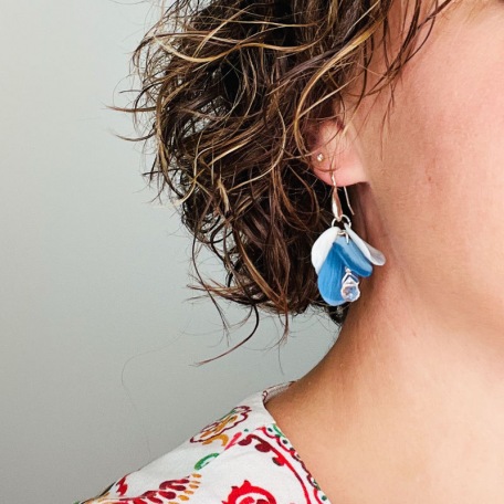 Calithéa - Crochets d'oreilles • Porcelaine en dégradé de bleu