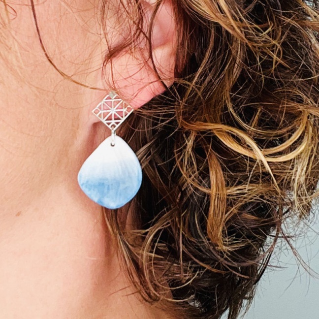 Sérénaé – Clous d'oreilles • Porcelaine bleu dégradé