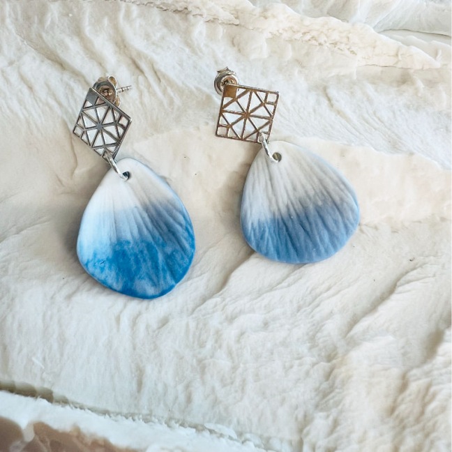 Sérénaé – Clous d'oreilles • Porcelaine bleu dégradé