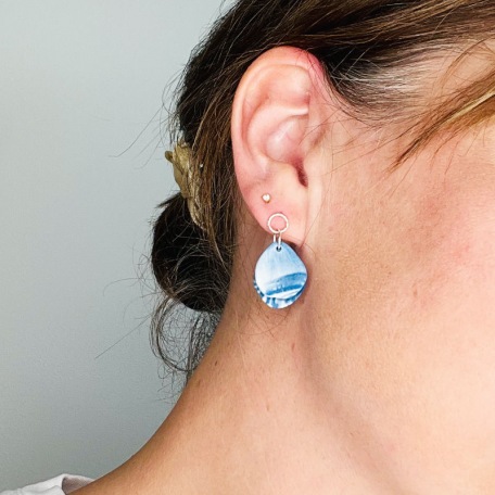 Naïma - Clous d'oreilles • Porcelaine bleu dégradé et zébré