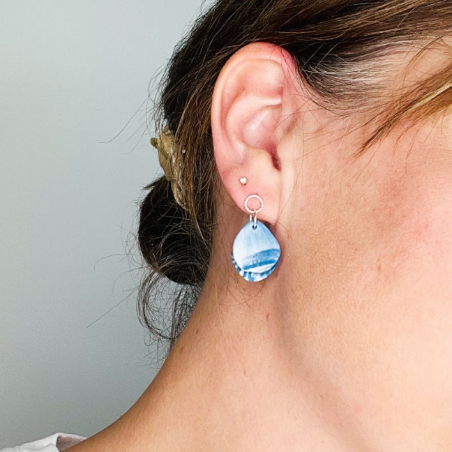 Naïma - Clous d'oreilles • Porcelaine bleu dégradé et zébré Naïma - Clous d'oreilles • Porcelaine bleu dégradé et zébré