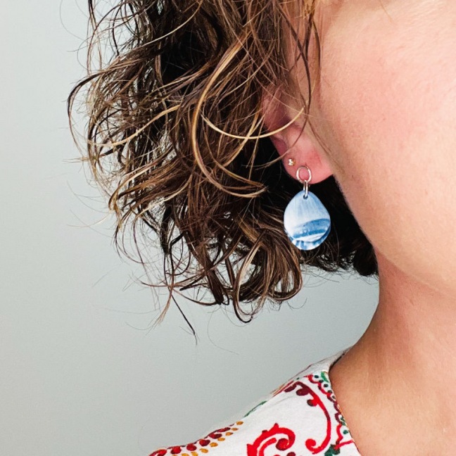 Naïma - Clous d'oreilles • Porcelaine bleu dégradé et zébré Naïma - Clous d'oreilles • Porcelaine bleu dégradé et zébré