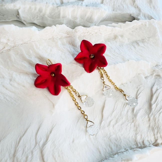 Flavia - Crochets d'oreilles • Porcelaine teinte en rouge Flavia - Crochets d'oreilles • Porcelaine teinte en rouge