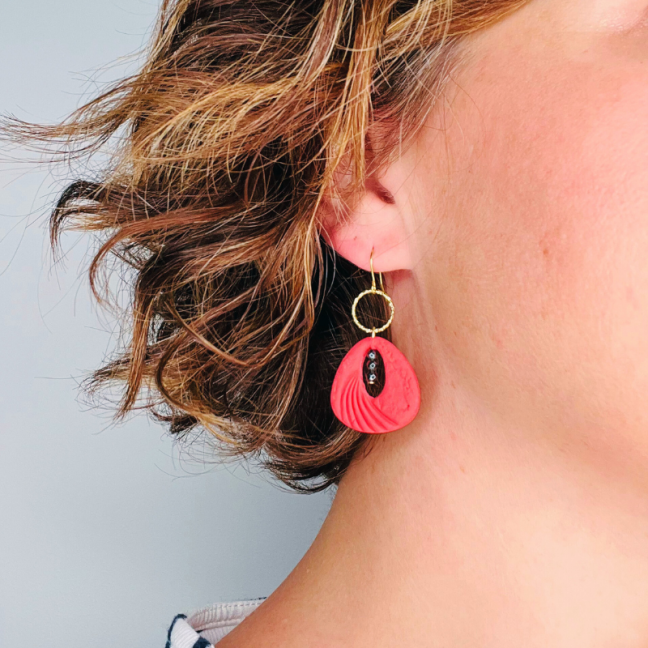 Carmenia – Crochets d’oreilles • Porcelaine Rouge texturée & Pyrite