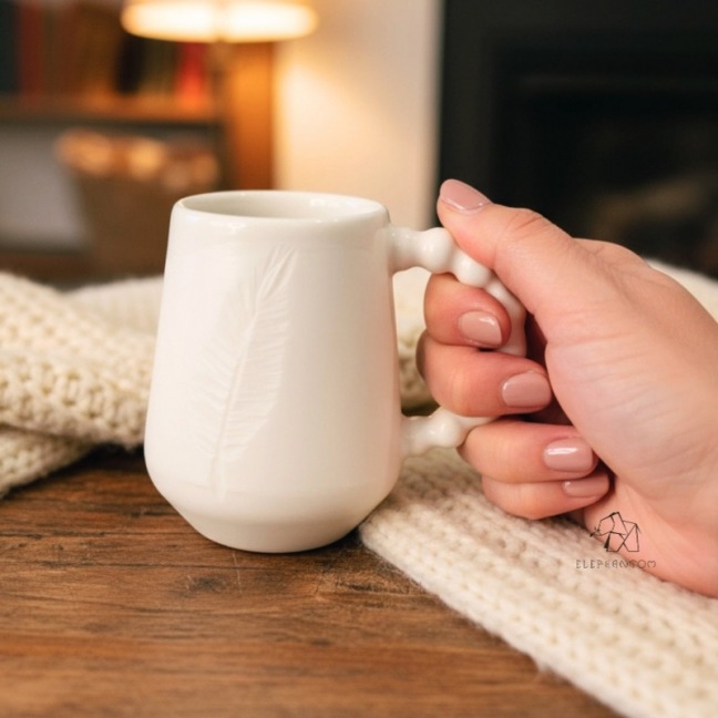 Mug plume avec anse perlée - Porcelaine blanche •  Création artisanale Poèterie