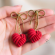 Énora – Clous d’oreilles nœud • Porcelaine Coeur Rouge