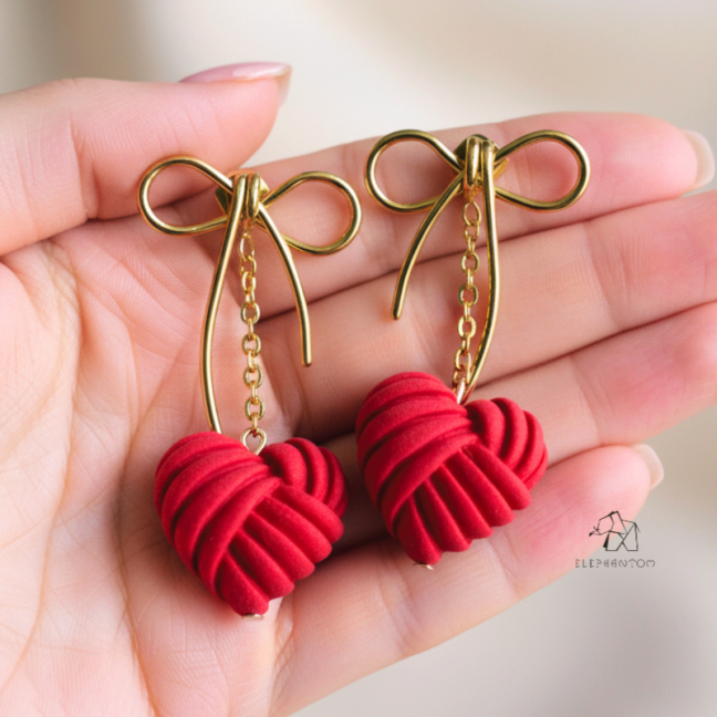Énora – Clous d’oreilles nœud • Porcelaine Coeur Rouge