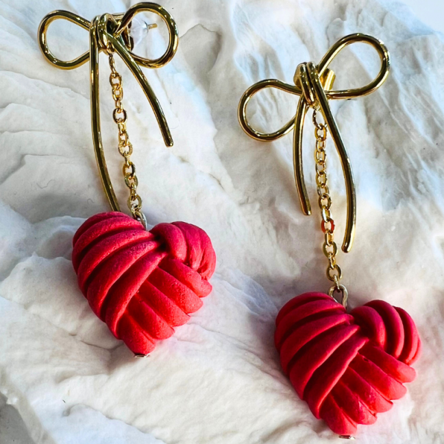 Énora – Clous d’oreilles nœud • Porcelaine Coeur Rouge