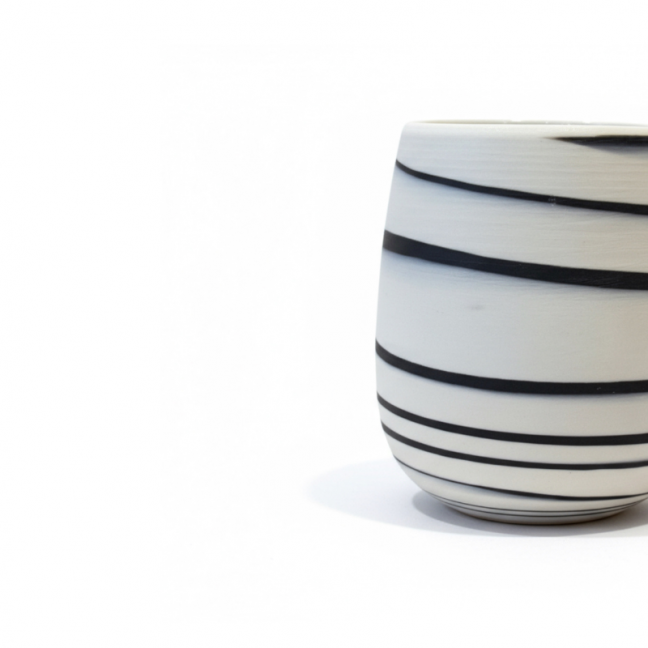 Mug sans anse blanc et noir en porcelaine - tasse design fait main 250 ml • Cyclone