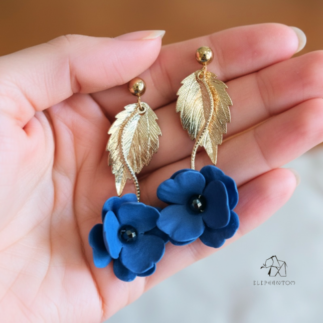 Fleur Bleue - Boucles d’oreilles pendantes • Bijou fleuri en porcelaine