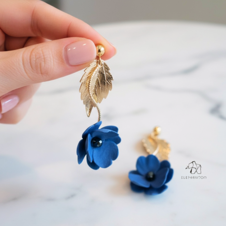 Fleur Bleue - Boucles d’oreilles pendantes • Bijou fleuri en porcelaine