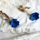 Fleur Bleue - Boucles d’oreilles pendantes • Bijou fleuri en porcelaine
