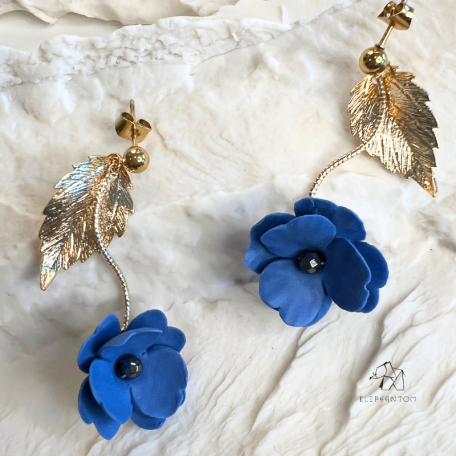 Fleur Bleue - Boucles d’oreilles pendantes • Bijou fleuri en porcelaine