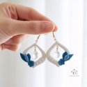 Florine – Crochets d'oreilles • Fleurs bleues de porcelaine