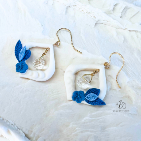 Florine – Crochets d'oreilles • Fleurs bleues de porcelaine