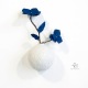 Bouquet Chromatique I - Vase mural porcelaine blanche et fleurs bleues • Pièce unique