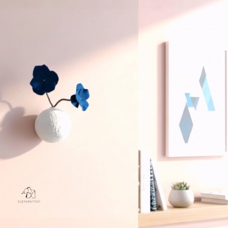 Bouquet Chromatique II - Vase mural porcelaine blanche et fleurs bleues • Pièce unique