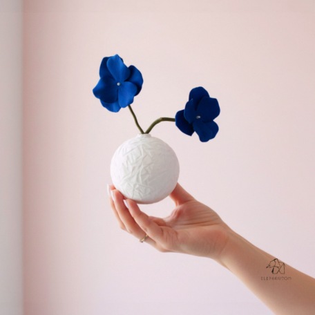 Bouquet Chromatique II - Vase mural porcelaine blanche et fleurs bleues • Pièce unique