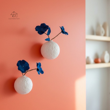 Bouquet Chromatique II - Vase mural porcelaine blanche et fleurs bleues • Pièce unique