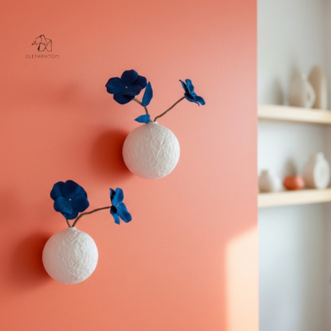 Bouquet Chromatique II - Vase mural porcelaine blanche et fleurs bleues • Pièce unique