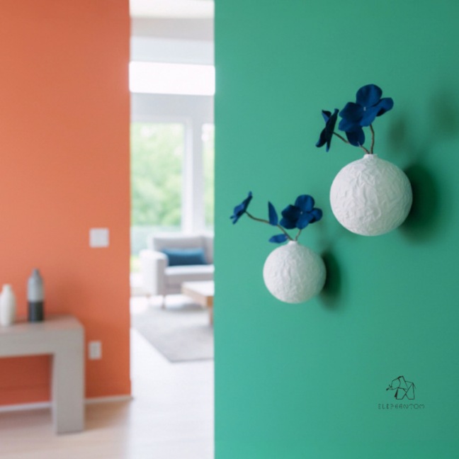 Bouquet Chromatique II - Vase mural porcelaine blanche et fleurs bleues • Pièce unique