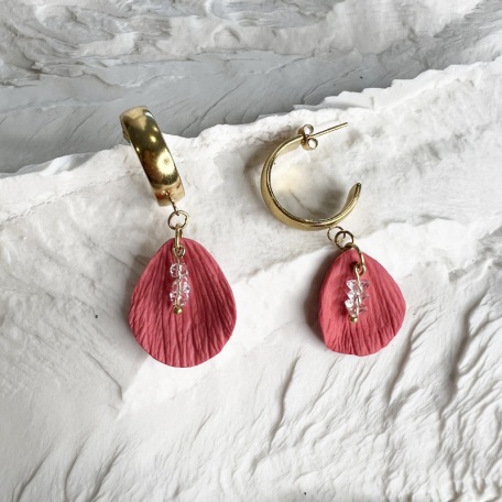 Me in Paris 2 - Créoles rondes tendance 2026 • Bijou en porcelaine pétale rose foncé