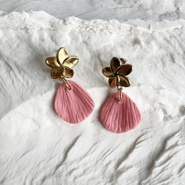 Boho - Clou d'oreille et pétale rose poudré • Bijou en porcelaine