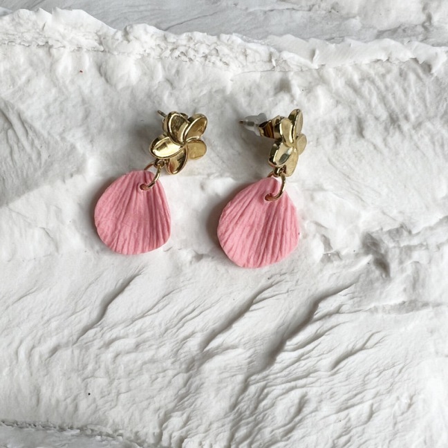 Boho - Clou d'oreille et pétale rose poudré • Bijou en porcelaine