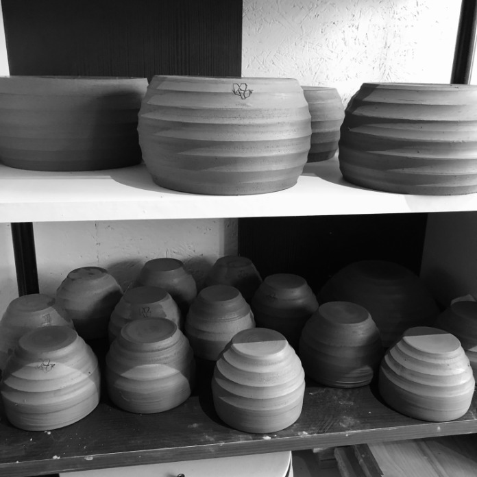Atelier de poterie Elephantom séchage des pièces en grès