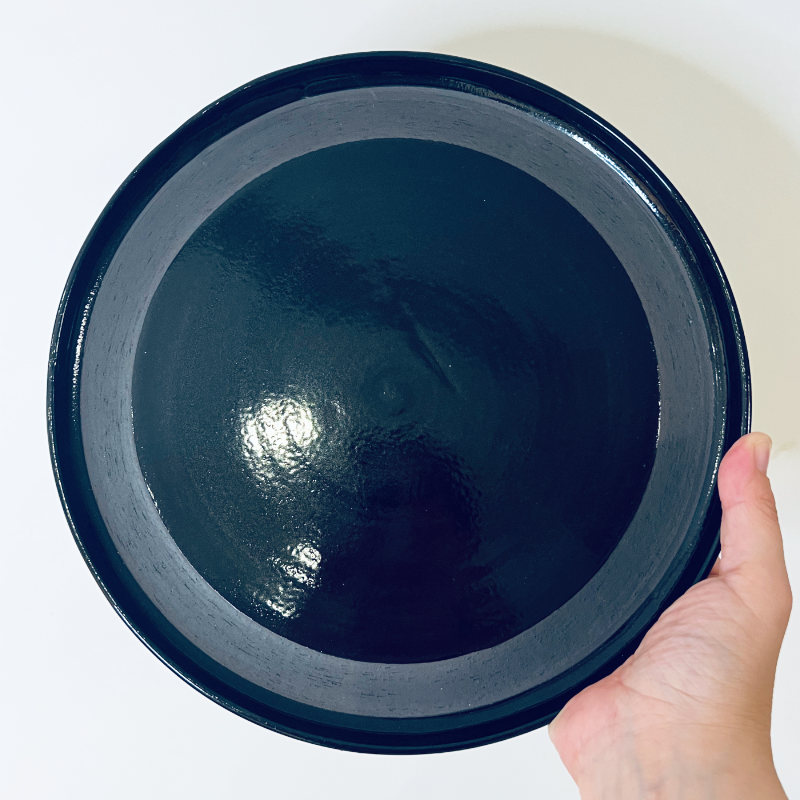 assiette-noire-texturee-ceramique-faite-main-elephantom