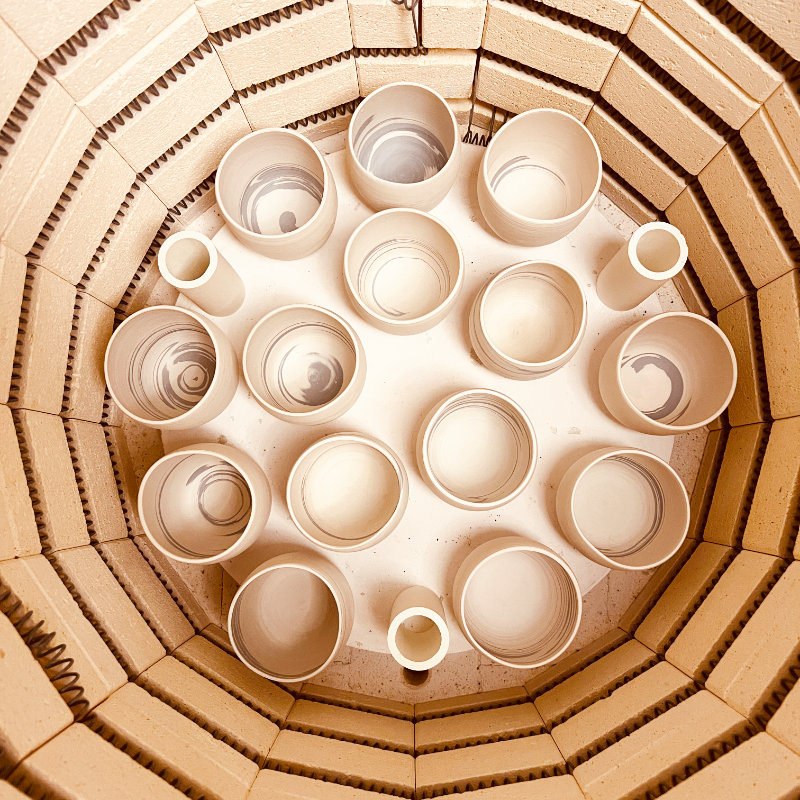 interieur-four-cuisson-mugs-porcelaine