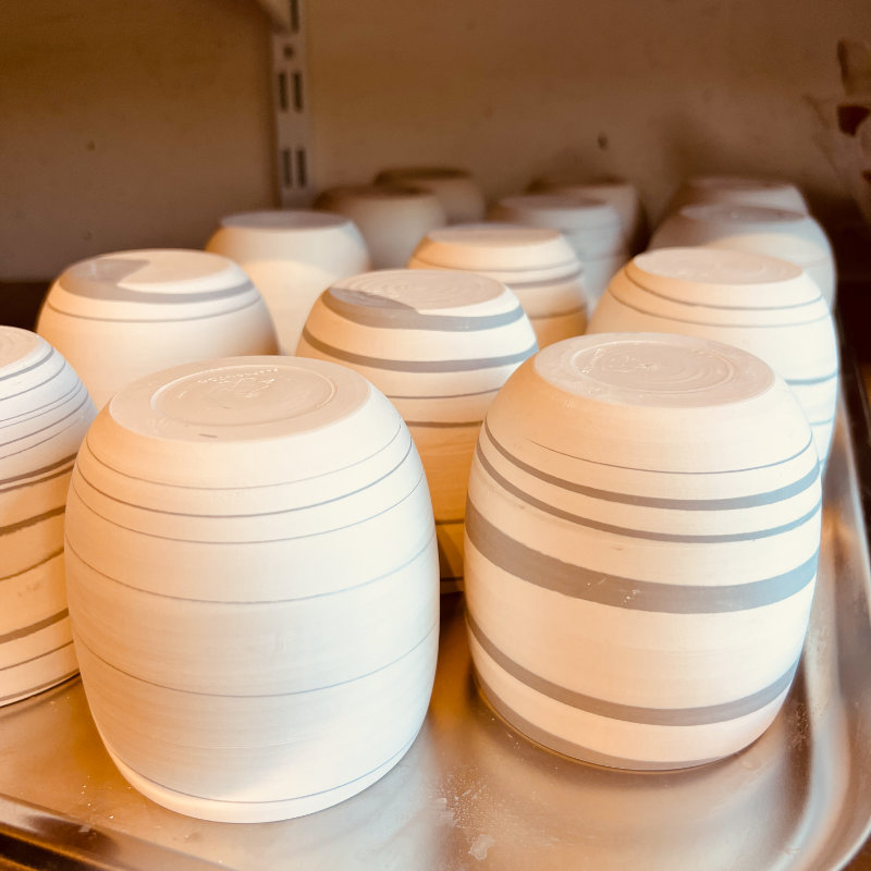 sechage-mugs-porcelaine-atelier-ceramique-artisanale-elephantom