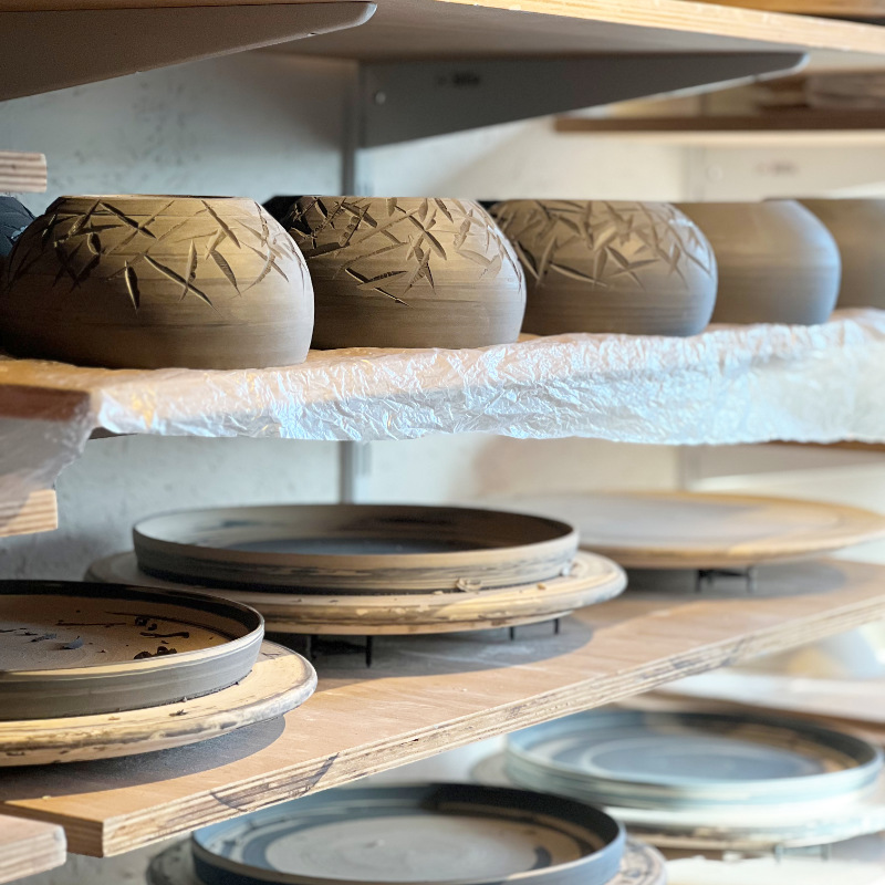 atelier-ceramique-elephantom-sechage-bols-noirs-porcelaine