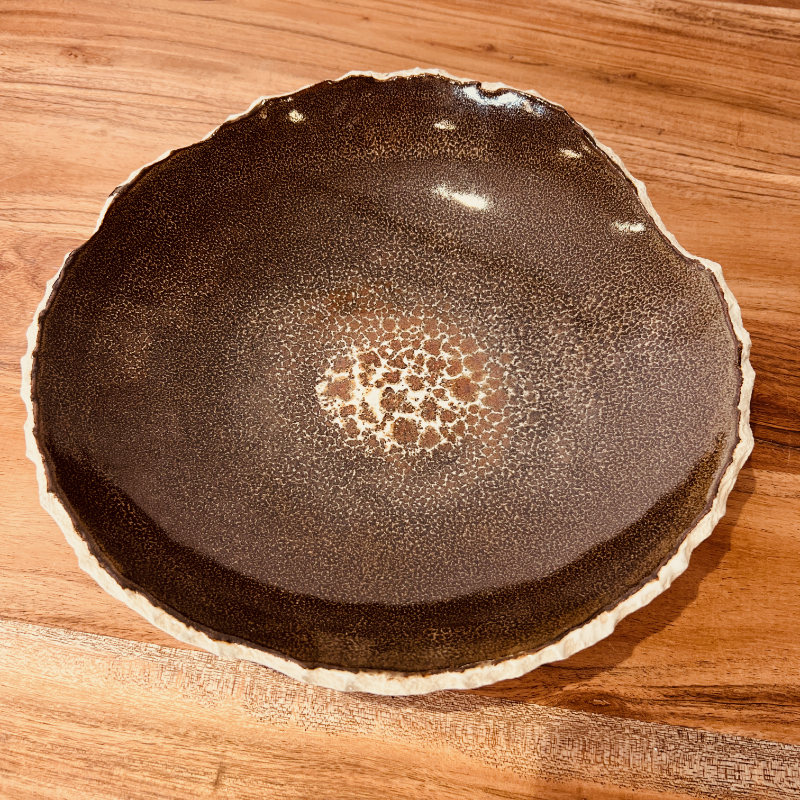 grande-assiette-brune-gres-fait-main-ceramique-belge-namur-elephantom