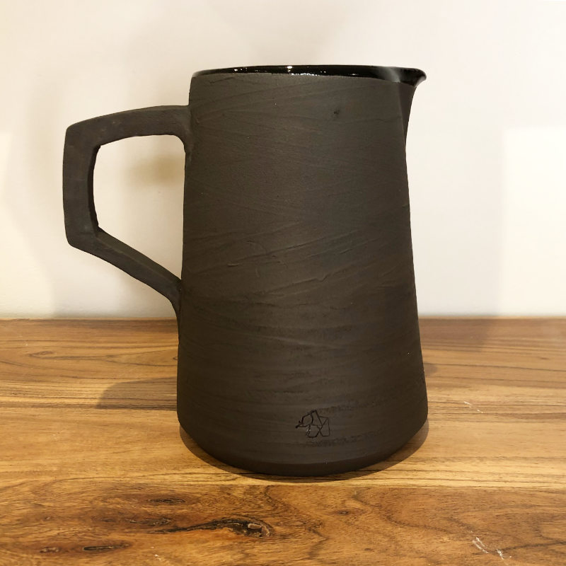 elephantom-carafe-noire-gres-realisation-ceramique-sur-mesure